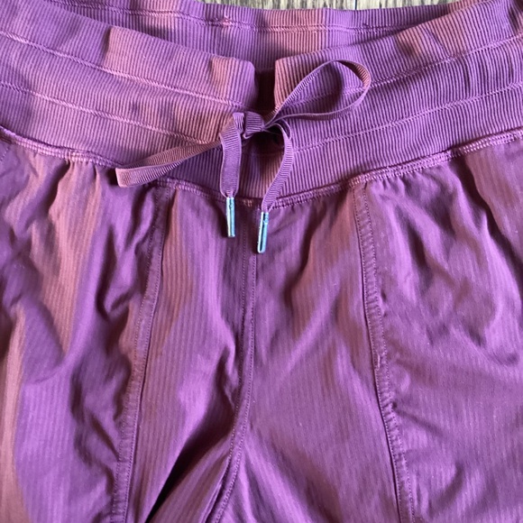 Lululemon, Dance Studio jogger, high rise, garnet colour size 6 - Picture 8 of 8